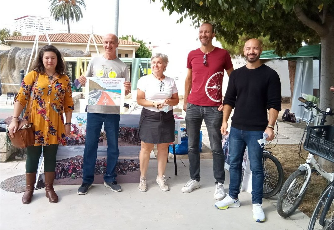 xavierdalacant's tweet photo. ➡️ Este cap de setmana hem fet una passejada pel @ClimaFest 

✅ Un excel•lent espai de trobada d'entitats i activistes per reflexionar des de l'àmbit local sobre la necessitat d'impulsar polítiques que avancen en el camí del compliment dels ODS i l'Agenda 2030. 

#AlacantVerda https://t.co/YUlxe9YLMY
