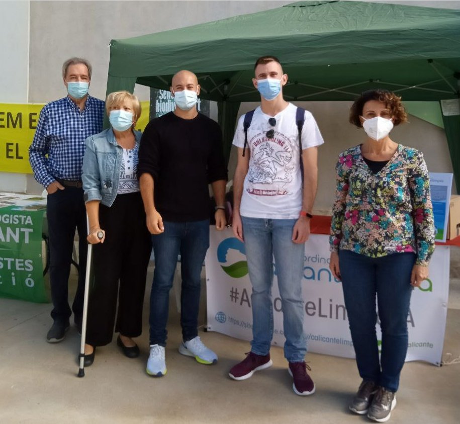 xavierdalacant's tweet photo. ➡️ Este cap de setmana hem fet una passejada pel @ClimaFest 

✅ Un excel•lent espai de trobada d'entitats i activistes per reflexionar des de l'àmbit local sobre la necessitat d'impulsar polítiques que avancen en el camí del compliment dels ODS i l'Agenda 2030. 

#AlacantVerda https://t.co/YUlxe9YLMY