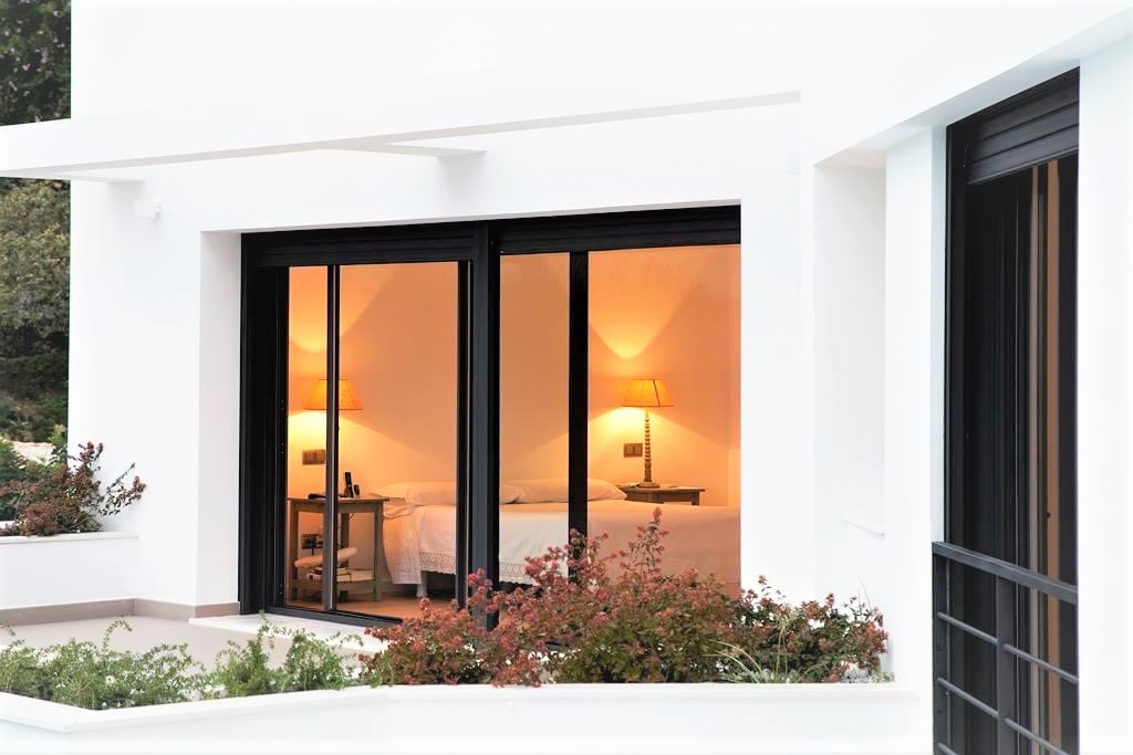 This stunning bedroom is the perfect place to wake up, made even better by our sliding door systems which allow you to experience the beauty of the outside without even leaving your bed.