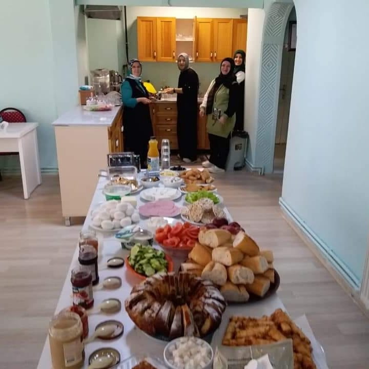yalovakacoded's tweet photo. Bu hafsonunda, Derneğimiz ve Konyadan Yalovaya Kültür Derneğimiz ile birlikte  çocuklarımızla kahvaltıda bir araya geldik, yedik, içtik, eğlendik.😊 Gelemeyenler üzülmesin,  bir dahaki sefere sizleri de bekleriz...😁 https://t.co/wuqYG9Xwat