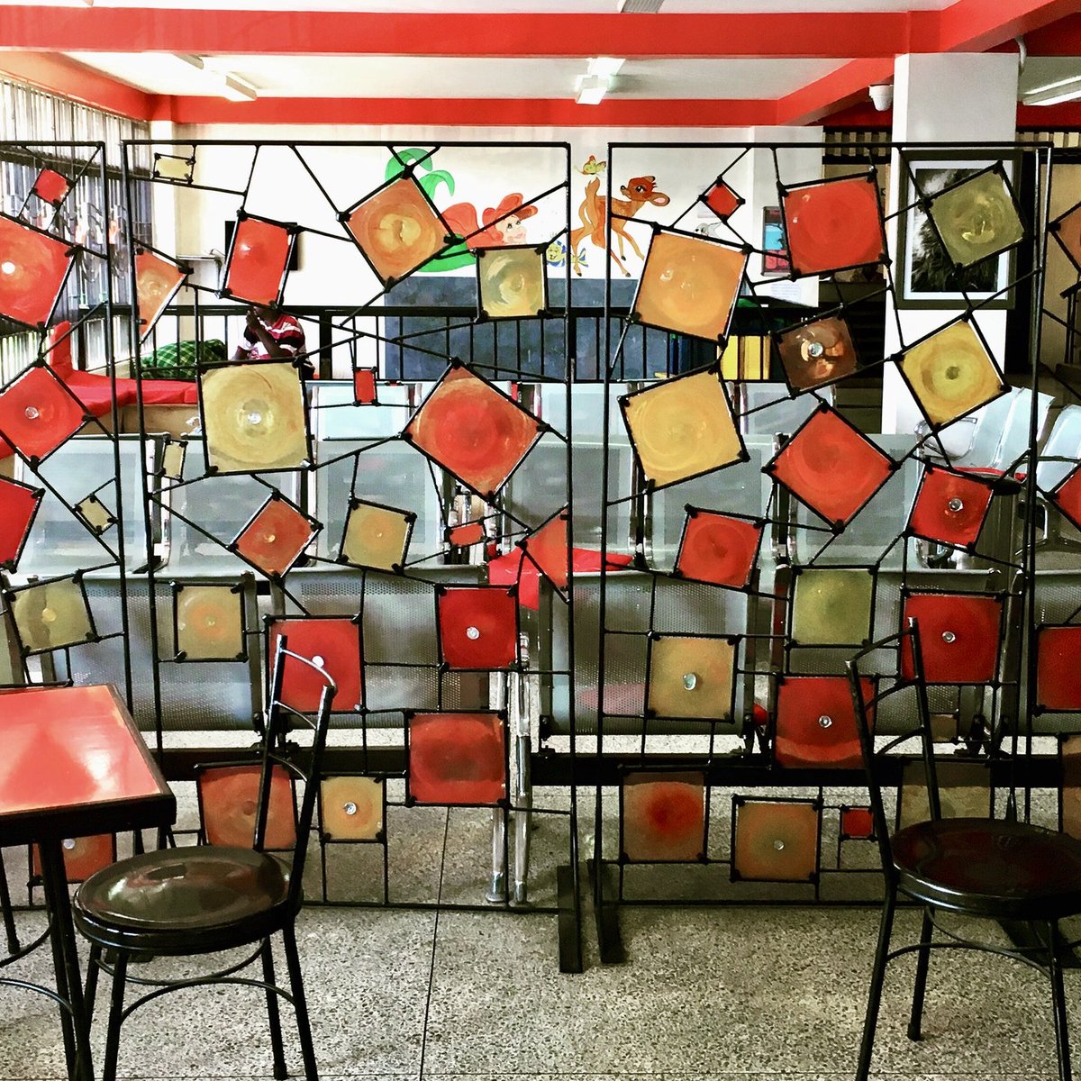 kit_hot_glass's tweet photo. A screen for Fly540 corporate offices between the cafe &amp; their waiting area.
Contact office@kitengela.com for bespoke artworks - made to fit any space.
#kitengelahotglass
Shop online #ClickmyGlass @ https://t.co/iL1om5jehT https://t.co/unoCGy9Tfu