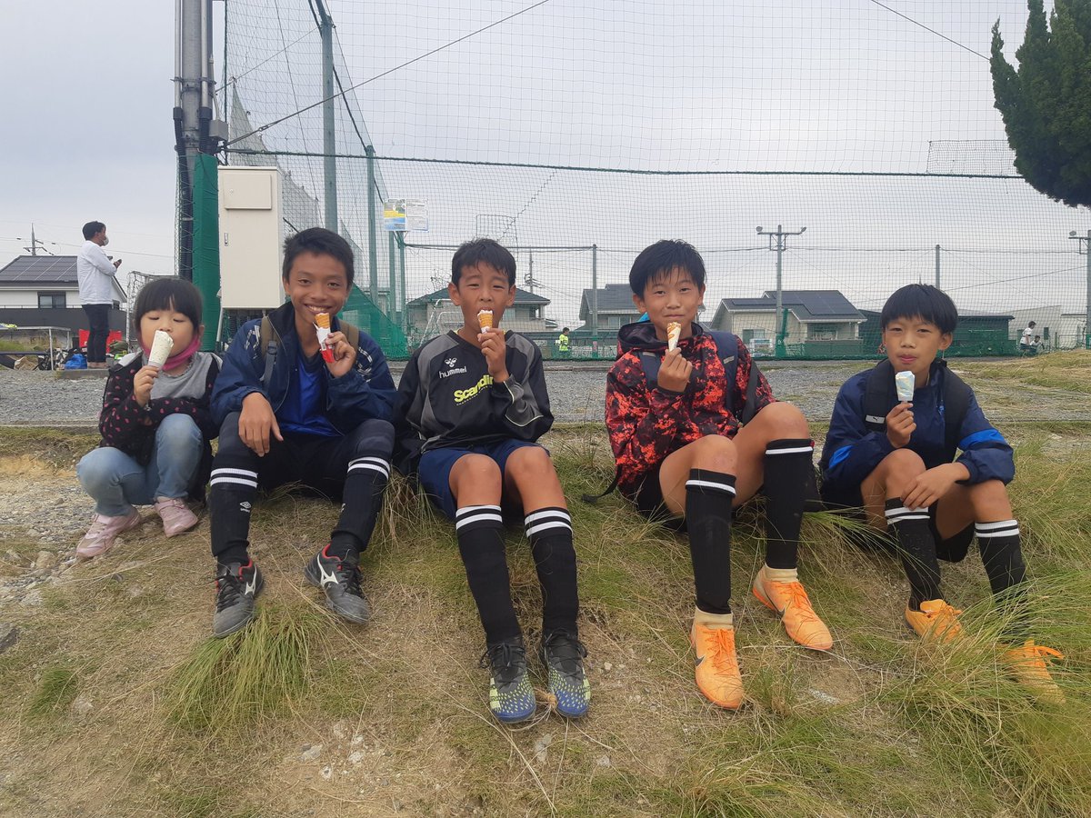ASL24183774's tweet photo. 今日はスクデットさんが主催している大会に出場。
今は強い相手と試合をして苦しもう月間。みんなはまだこれから上手くなる。いっぱい考えながらサッカーしてるから後伸びするよ。
#木津川市 #精華町 #木津川台 #LeoSelect #少年サッカー #サッカー #アイスクリーム #そろそろ自信つける月間かな https://t.co/QXlDY9fgGR