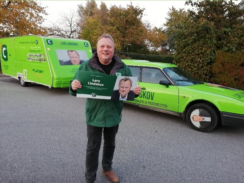 larslindskov's tweet photo. Vil du være min rullende valg-ambassadør? 🚗🚙💚

Hvis ikke du har lyst til at foliere hele din bil, så kan mindre også gøre det 😃

Du kan køre med magnetskilte eller med en streamer ⚡

Send mig en besked. På forhånd tak!

#papepower
#dkpol https://t.co/dEdQhcTUB4