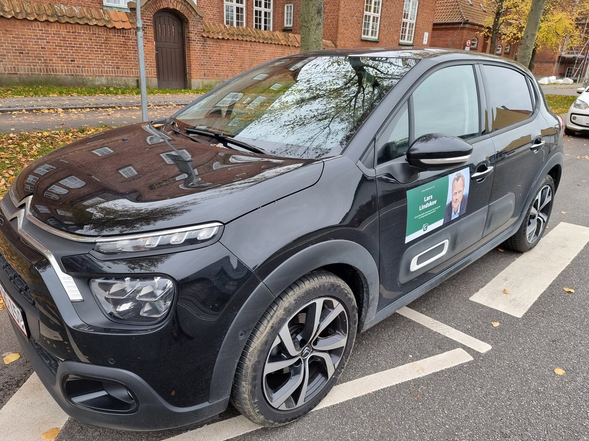 larslindskov's tweet photo. Vil du være min rullende valg-ambassadør? 🚗🚙💚

Hvis ikke du har lyst til at foliere hele din bil, så kan mindre også gøre det 😃

Du kan køre med magnetskilte eller med en streamer ⚡

Send mig en besked. På forhånd tak!

#papepower
#dkpol https://t.co/dEdQhcTUB4