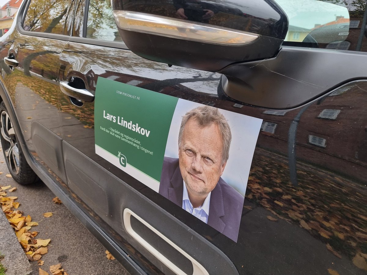 larslindskov's tweet photo. Vil du være min rullende valg-ambassadør? 🚗🚙💚

Hvis ikke du har lyst til at foliere hele din bil, så kan mindre også gøre det 😃

Du kan køre med magnetskilte eller med en streamer ⚡

Send mig en besked. På forhånd tak!

#papepower
#dkpol https://t.co/dEdQhcTUB4
