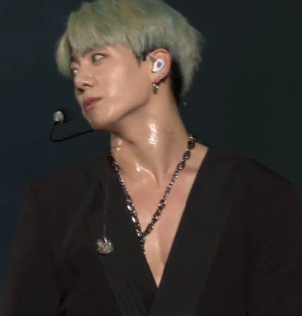 thv_L_Jk's tweet photo. WTF JEON JUNGKOOK??????????????
Why are u giving us this to much hotness 🙂
#JUNGKOOK  #PTD_ON_STAGE #PermissiontoDance_Onstage https://t.co/nYn1xqaAWU
