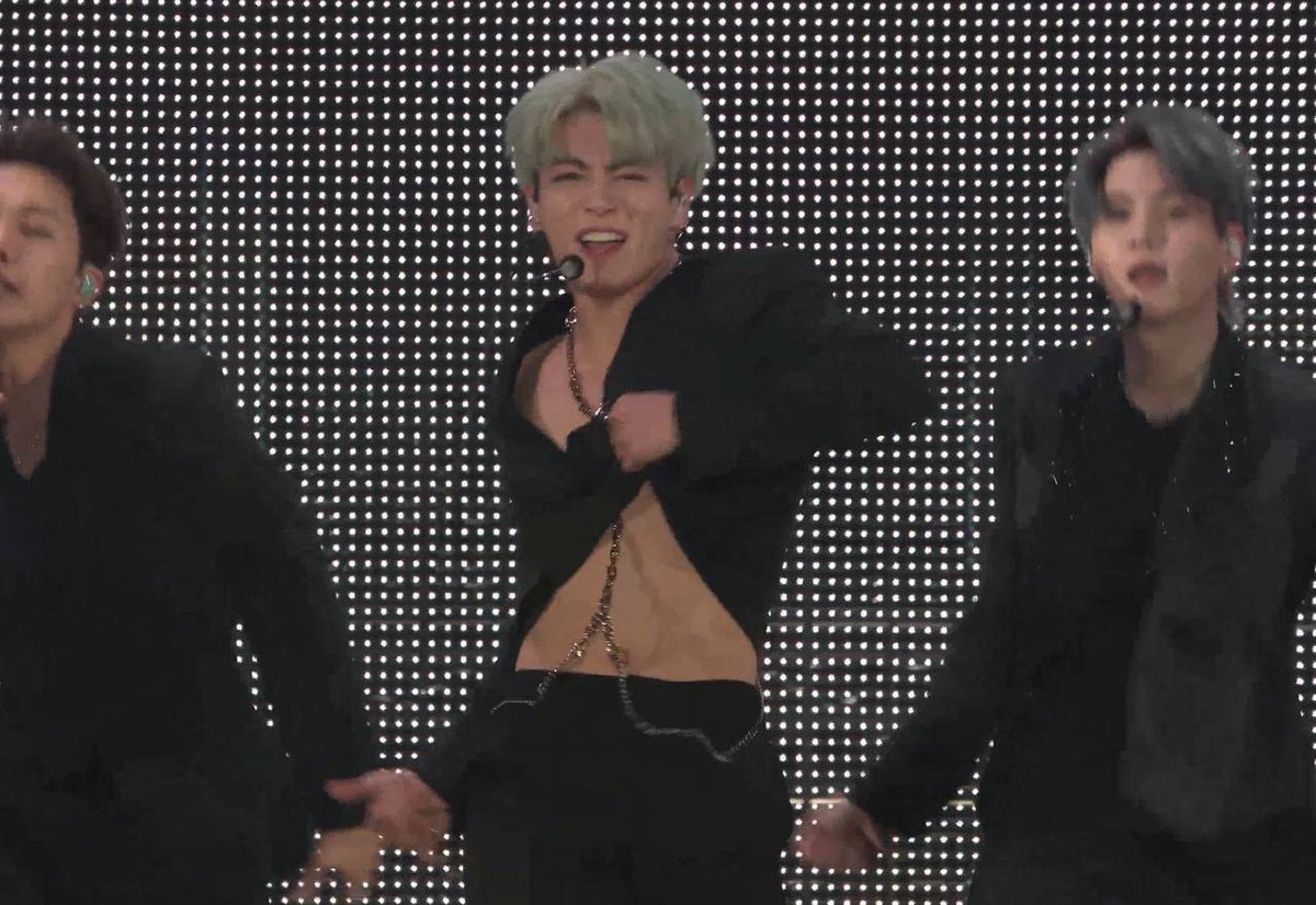 thv_L_Jk's tweet photo. WTF JEON JUNGKOOK??????????????
Why are u giving us this to much hotness 🙂
#JUNGKOOK  #PTD_ON_STAGE #PermissiontoDance_Onstage https://t.co/nYn1xqaAWU