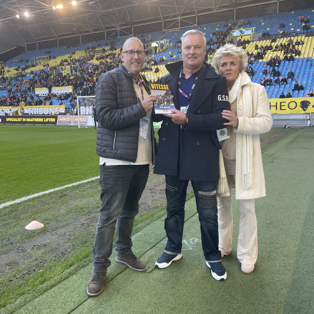 MijnVitesse's tweet photo. 🆕 Het nieuwe boek van @FerryReurink is uit! 

Hij overhandigde het eerste exemplaar aan oud-speler Roel Smand. 

📚 ‘Vitesse in de jaren 80’ is vanaf morgen te koop bij de lokale boekhandel! 

#Vitesse #VITgae https://t.co/xHZcLC6cyF