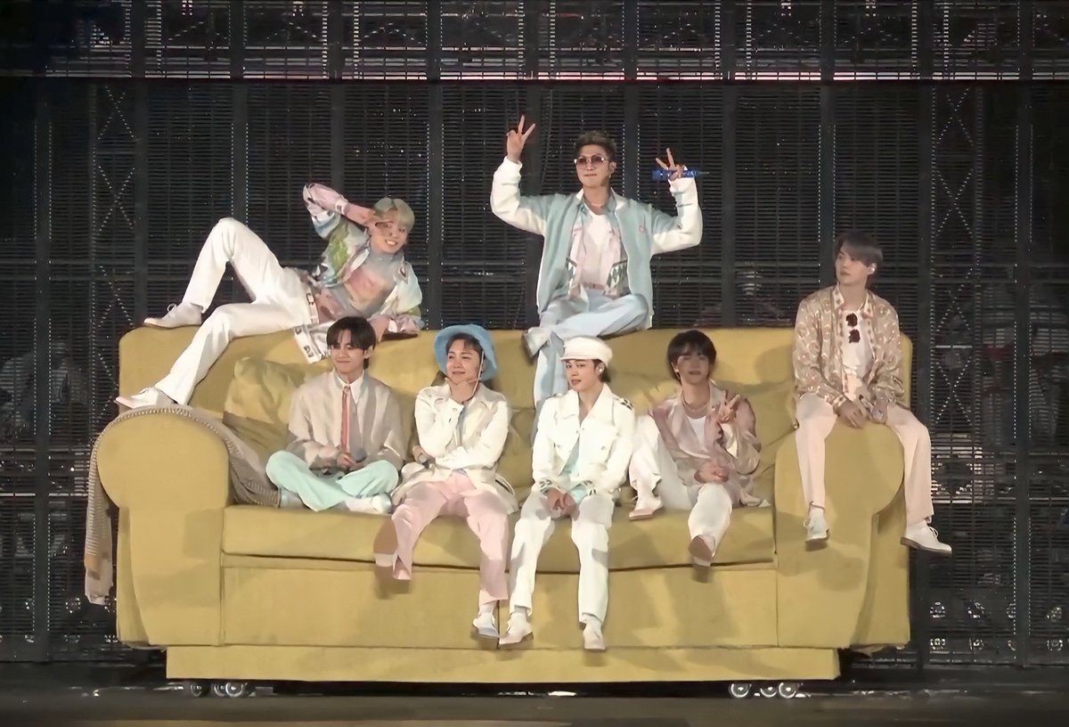 Taesdeepvoice1's tweet photo. Watching today's concert made me realize I am so grateful that I was with them since day 537 💜💜 https://t.co/42SgQNtXQJ