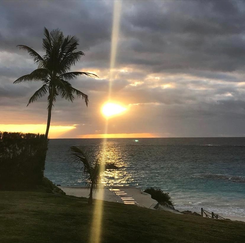 CocoReefBermuda's tweet photo. My favorite color is sunrise. ⛅️ 💛
#cocoreefbermuda #bermudasbestbeachresort #bermuda #sunrise #bestpartoftheday☀️ https://t.co/m6ajZB5JBi
