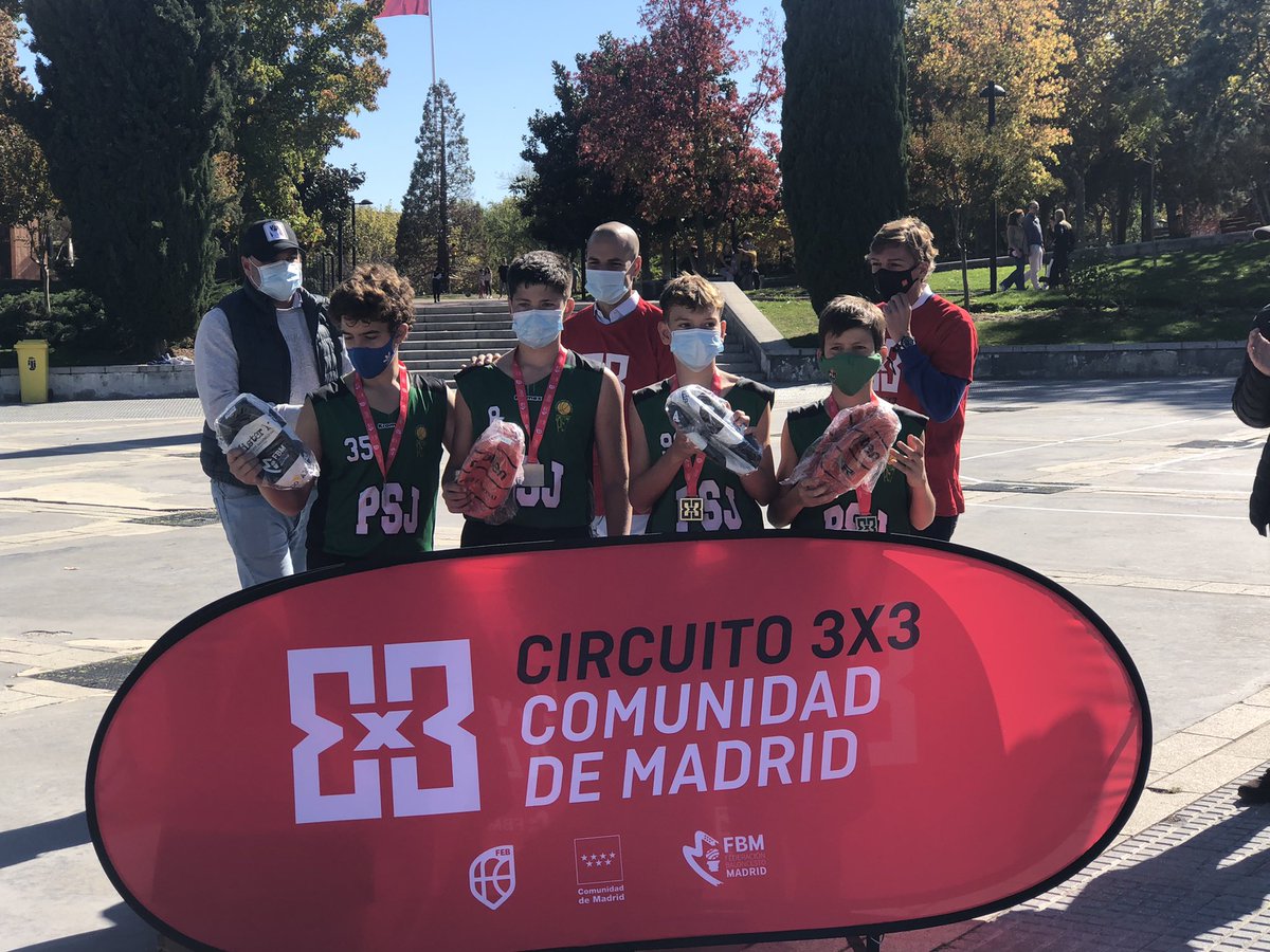 FBMadrid's tweet photo. 📸 ¡Fotos de los ganadores y foto de FAMILIA para cerrar un día único en el #3x3Madrid de Majadahonda! 

¡Gracias a todos los participantes y entidades que lo han hecho posible! 👏🏻 https://t.co/zKXIOMCu44