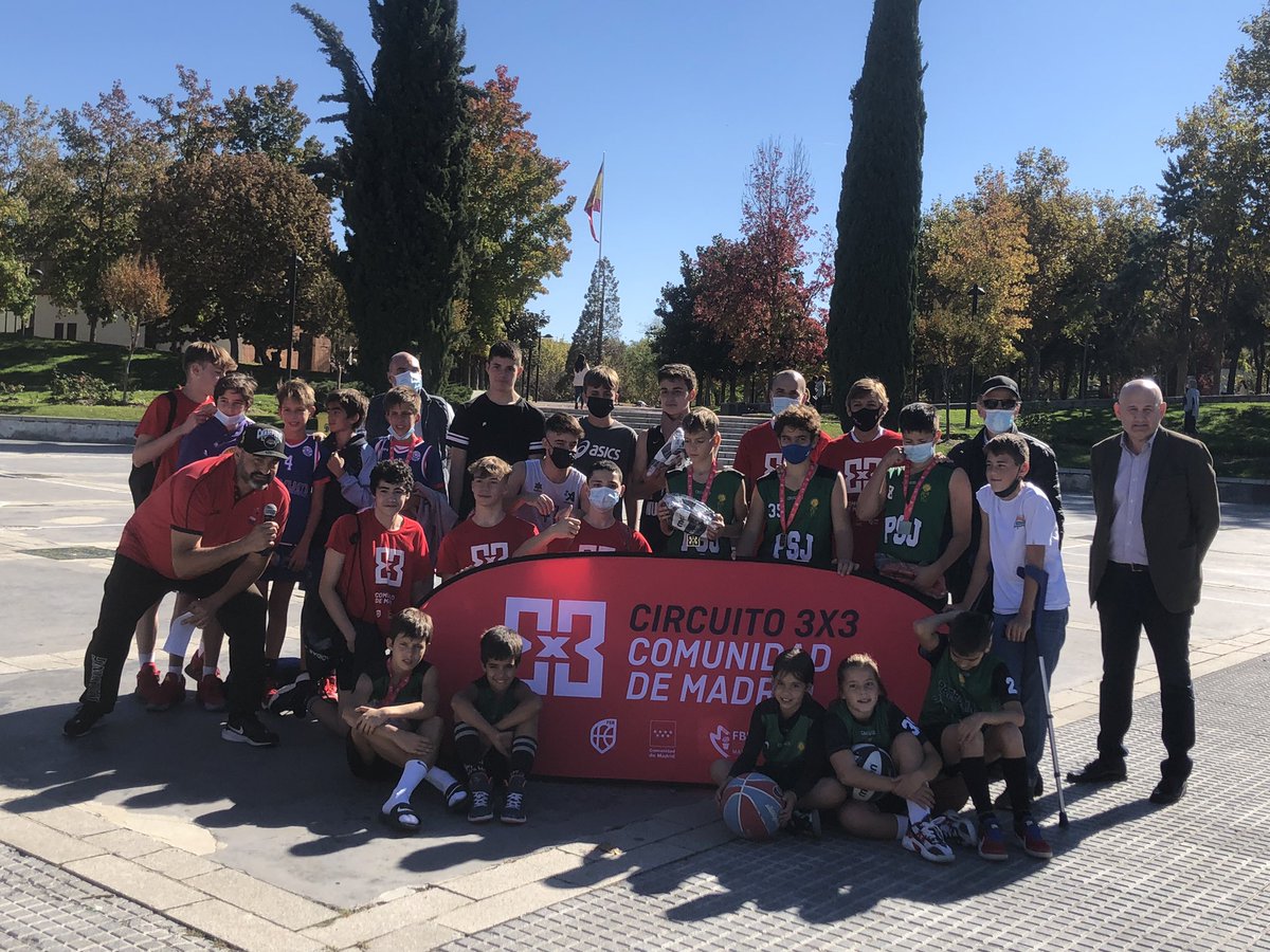 FBMadrid's tweet photo. 📸 ¡Fotos de los ganadores y foto de FAMILIA para cerrar un día único en el #3x3Madrid de Majadahonda! 

¡Gracias a todos los participantes y entidades que lo han hecho posible! 👏🏻 https://t.co/zKXIOMCu44