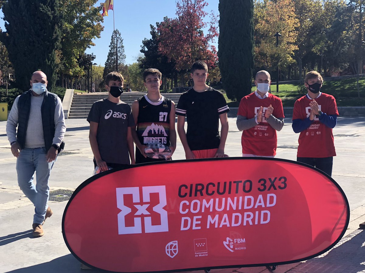 FBMadrid's tweet photo. 📸 ¡Fotos de los ganadores y foto de FAMILIA para cerrar un día único en el #3x3Madrid de Majadahonda! 

¡Gracias a todos los participantes y entidades que lo han hecho posible! 👏🏻 https://t.co/zKXIOMCu44