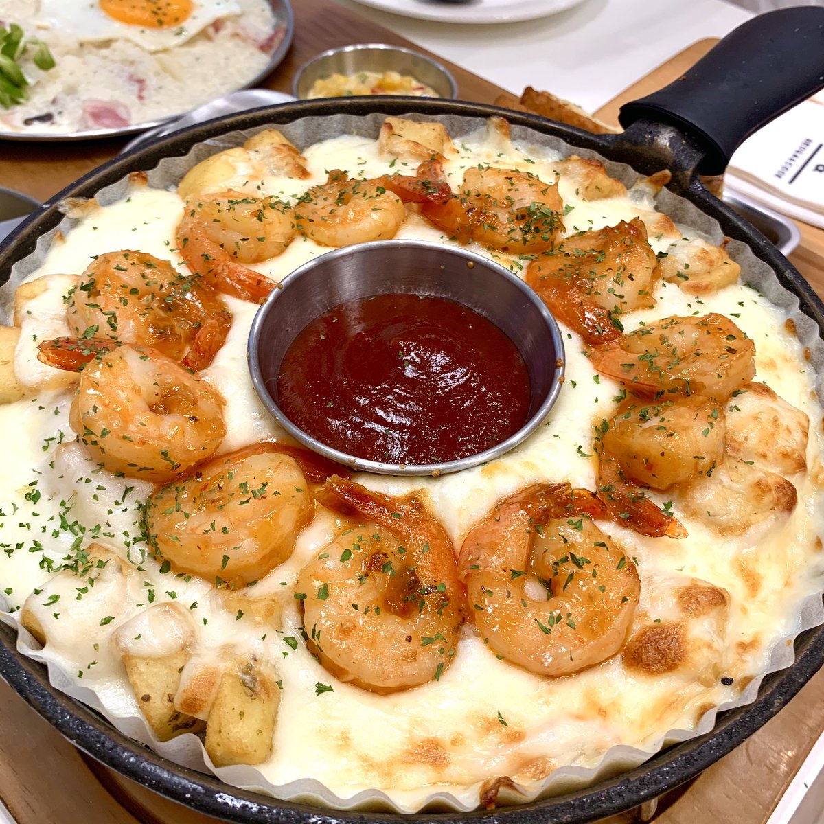 f_a_h_wasinee's tweet photo. คืออร่อยแบบตุยไปเลยยยยยยย ล้ะคุ้มมากเซ็ตนี้ 590 บาท (ไม่รวม Service Charge &amp; Vat) ได้รีซอตโต้ กุ้งชีสๆ เฟรนช์ฟรายส์แล้วก็เครื่องเคียงตั่งต่างงง คือกินได้ประมาณสามคน หรือถ้ากินสองคนก็จะจุกจุกหน่อยยย แต่ช้านสู้ว 🤧🐽 https://t.co/tLP5pM4us0