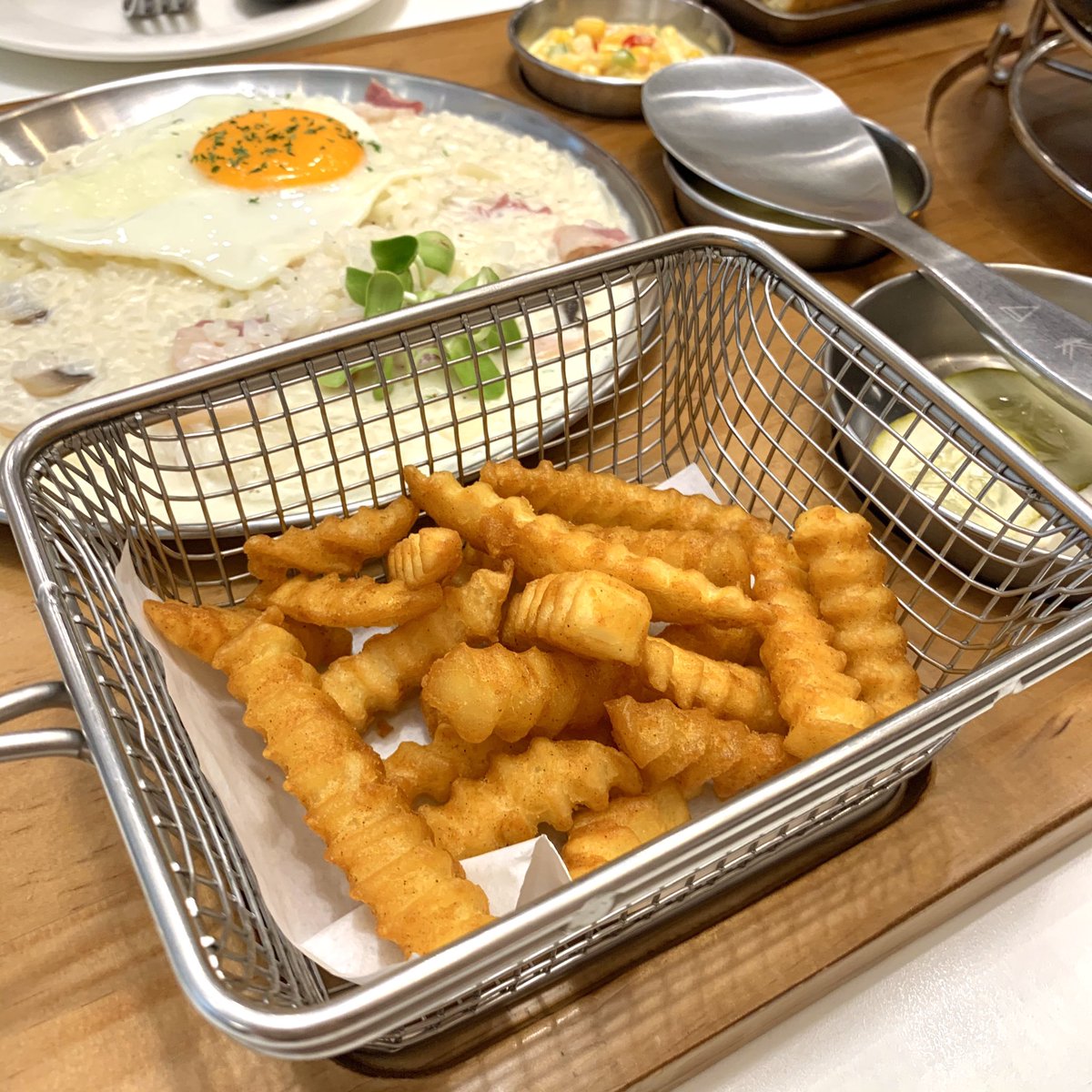 f_a_h_wasinee's tweet photo. คืออร่อยแบบตุยไปเลยยยยยยย ล้ะคุ้มมากเซ็ตนี้ 590 บาท (ไม่รวม Service Charge &amp; Vat) ได้รีซอตโต้ กุ้งชีสๆ เฟรนช์ฟรายส์แล้วก็เครื่องเคียงตั่งต่างงง คือกินได้ประมาณสามคน หรือถ้ากินสองคนก็จะจุกจุกหน่อยยย แต่ช้านสู้ว 🤧🐽 https://t.co/tLP5pM4us0