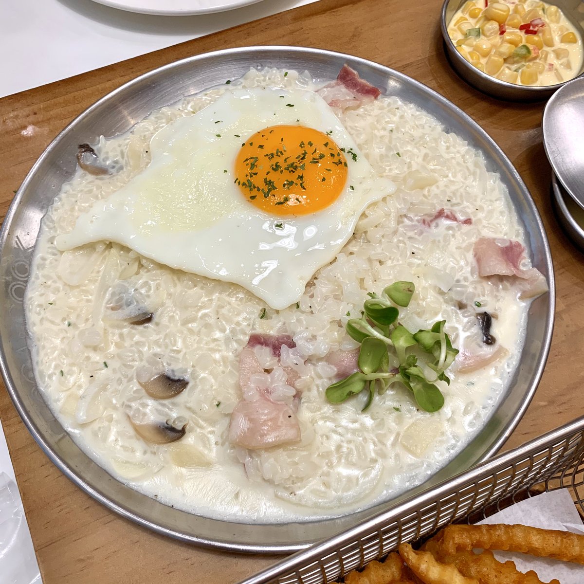 f_a_h_wasinee's tweet photo. คืออร่อยแบบตุยไปเลยยยยยยย ล้ะคุ้มมากเซ็ตนี้ 590 บาท (ไม่รวม Service Charge &amp; Vat) ได้รีซอตโต้ กุ้งชีสๆ เฟรนช์ฟรายส์แล้วก็เครื่องเคียงตั่งต่างงง คือกินได้ประมาณสามคน หรือถ้ากินสองคนก็จะจุกจุกหน่อยยย แต่ช้านสู้ว 🤧🐽 https://t.co/tLP5pM4us0