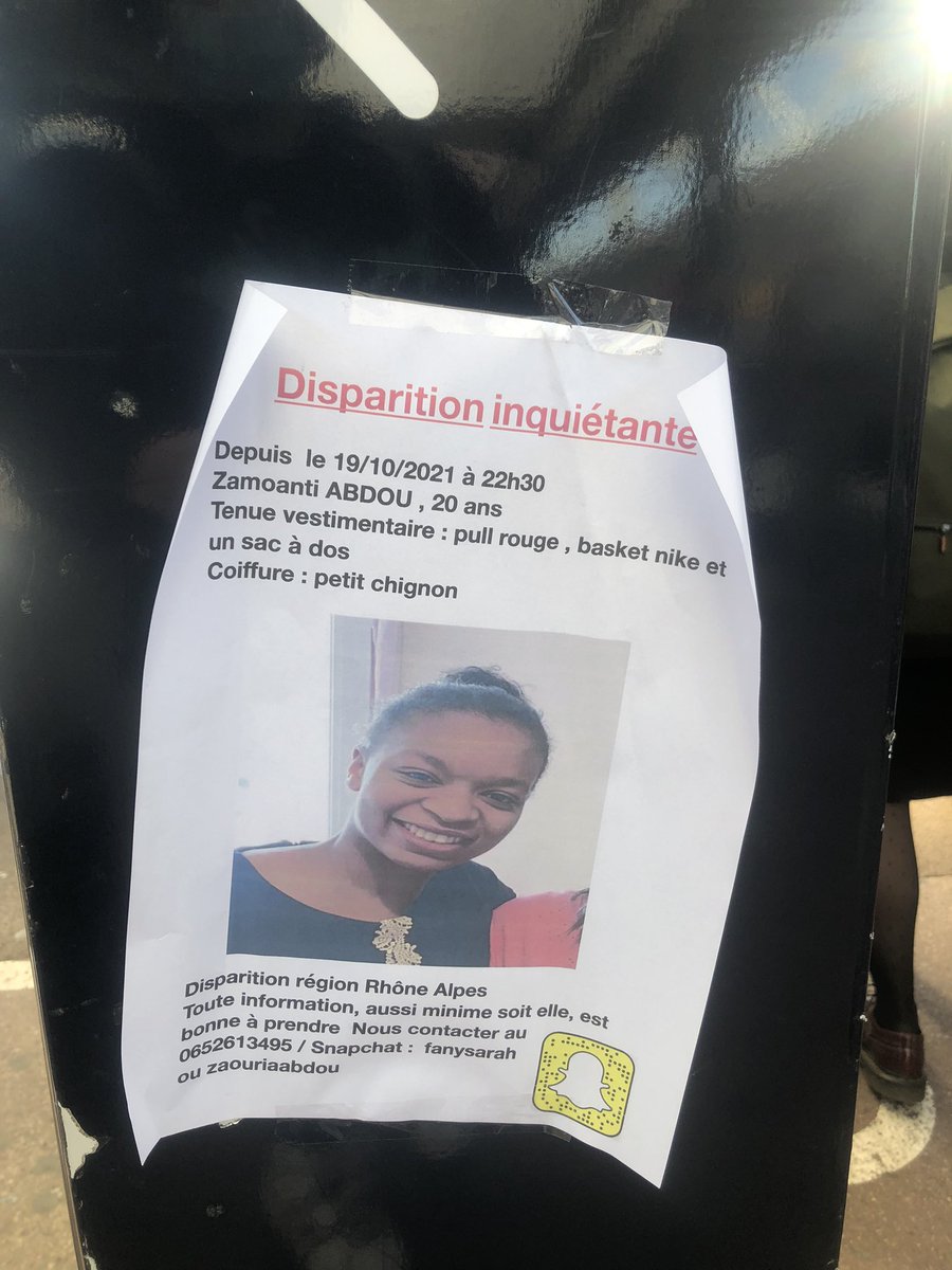 gabkuuun's tweet photo. blague à part je suis tombé sur ça à lyon part dieu partagez ça peut aider à la retrouver. https://t.co/8pyAl9VEcN