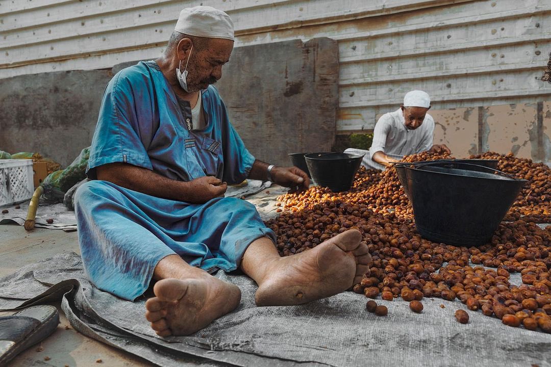 أنا من هنا 🇸🇦🌴
من طينتها..  من نخلتها .. ومن تمرتها 
من أبنائها الذين لا تغرقهم التفاصيل .. ولا يهتمون بها 
يكفي فقط أن تسأل :  هل أنا الاحسائي ؟
#الاحساء #تمرة #نخلة 
من حساب <a href="/hasa_beautiful/">الزراعة الاحسائية</a> <a href="/mrmalsalih/">محمد الصالحⓂ️</a>
