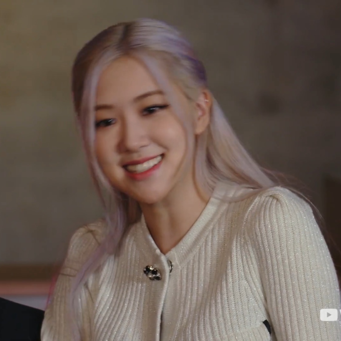 rshourly's tweet photo. #로제 #ROSÉ https://t.co/6iYVVhnEwv