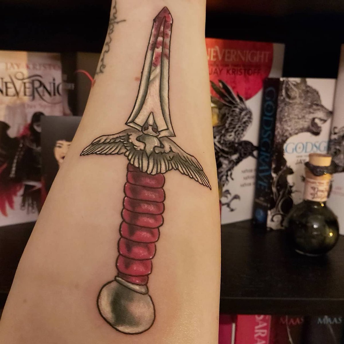 Saradyxo's tweet photo. When all is blood, blood is all 🖤 🗡️ 🗡️ 🗡️

finally got my nevernight tattoo last friday&amp; lemme tell you @misterkristoff that fucker hurt as much as reading your books 🤭😅🤷🏻‍♀️ https://t.co/ne9jO3YMAB