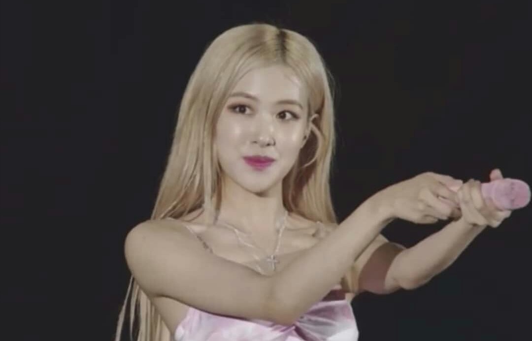 hourly rosé tweet media