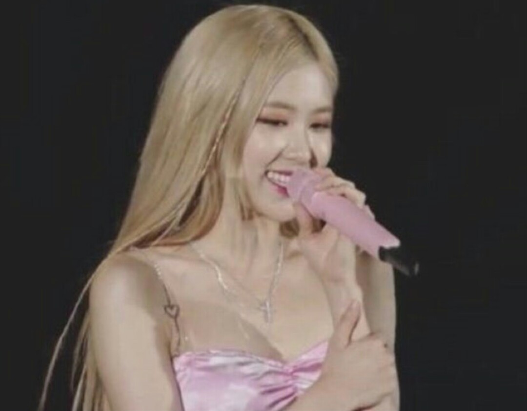 hourly rosé tweet media