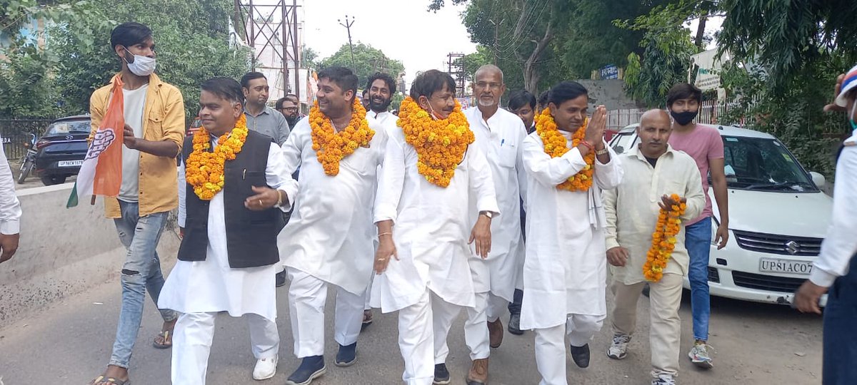 JitendraBaghel_'s tweet photo. आज @INCUttarPradesh के नवनियुक्त "बुलंदशहर शहर" अध्यक्ष छोटे भाई @PrashantBalmiki जी के 
"शपथ ग्रहण" समारोह व रोड शो में भाग लिया। 
पूरे शहर के युवाओं व दुकानदारों में जोश देखने लायक था। https://t.co/97LVs6TqbF