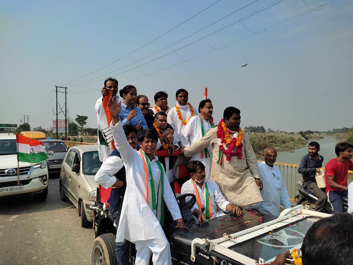 JitendraBaghel_'s tweet photo. आज @INCUttarPradesh के नवनियुक्त "बुलंदशहर शहर" अध्यक्ष छोटे भाई @PrashantBalmiki जी के 
"शपथ ग्रहण" समारोह व रोड शो में भाग लिया। 
पूरे शहर के युवाओं व दुकानदारों में जोश देखने लायक था। https://t.co/97LVs6TqbF