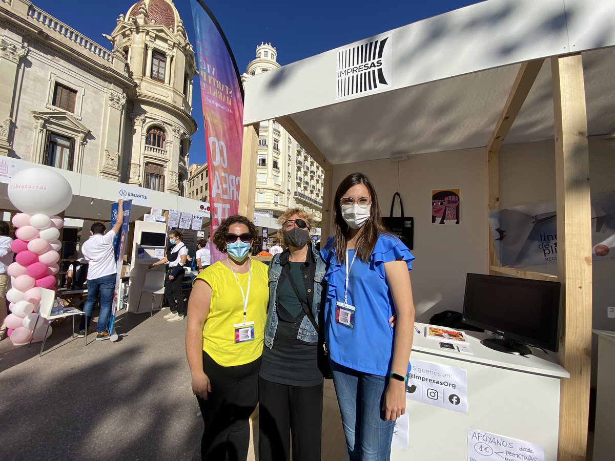 ImpresasOrg's tweet photo. 🎉 Nos visita también la fotógrafa Ana Jiménez, colaboradora de la revista número 2 de #Expresas. Gracias por venir!! @ImpresasOrg a tope hoy de 10:00 a 19:00h en #VLCStartupMarket Fe @valenciactiva_ en la Plaza del Ayuntamiento de #València! https://t.co/o5JCzvXVuc