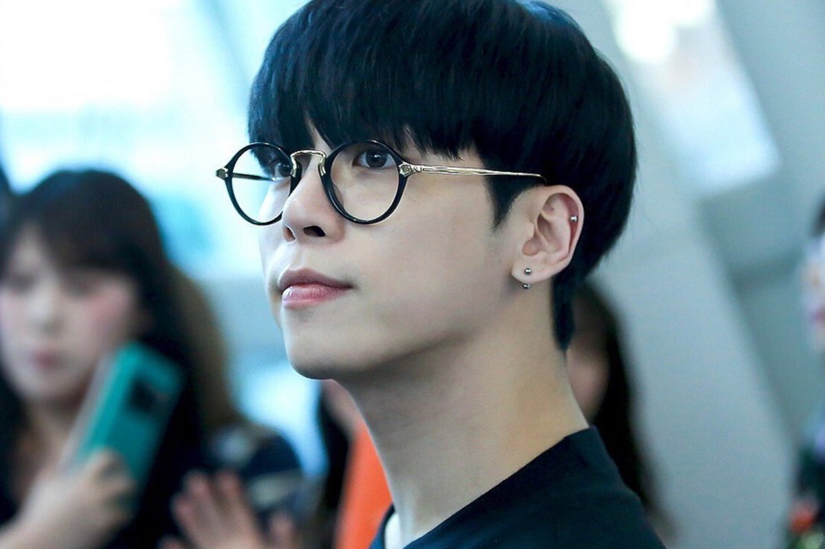 temps_de_rever's tweet photo. Jonghyun: I don’t entirely agree with the idea that time is medicine. Rather than saying time is medicine, I think time just covers things up. I don’t think it heals you. One thing I do think I can tell you is that if time passes, you will hurt a little less than you do right now https://t.co/W6575nmVmg