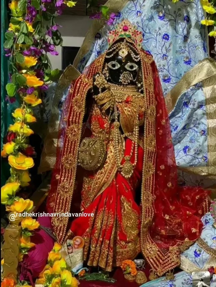 RKVrindavanLove's tweet photo. करवाचौथ पर बाँके बिहारी जी सखी रूप में दर्शन ❤️🥰
🙏जय हो बाँकेबिहारी लाल की 🙏
     @ʳᵃᵈʰᵉᵏʳⁱˢʰⁿᵃᵛʳⁱⁿᵈᵃᵛᵃⁿˡᵒᵛᵉ https://t.co/9nAMqbbaGa