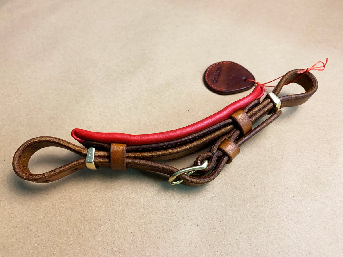 LazyponyES's tweet photo. Leather back strap for noseband handmade of high-quality saddlery leather. Soft pad makes it very comfortable for horse. #lazyponyes #handcraftedleather #madebyhand #handmadeleather #leathertack #customtack #weaverleather https://t.co/7KCaYpYB0J https://t.co/urIS0alyaW