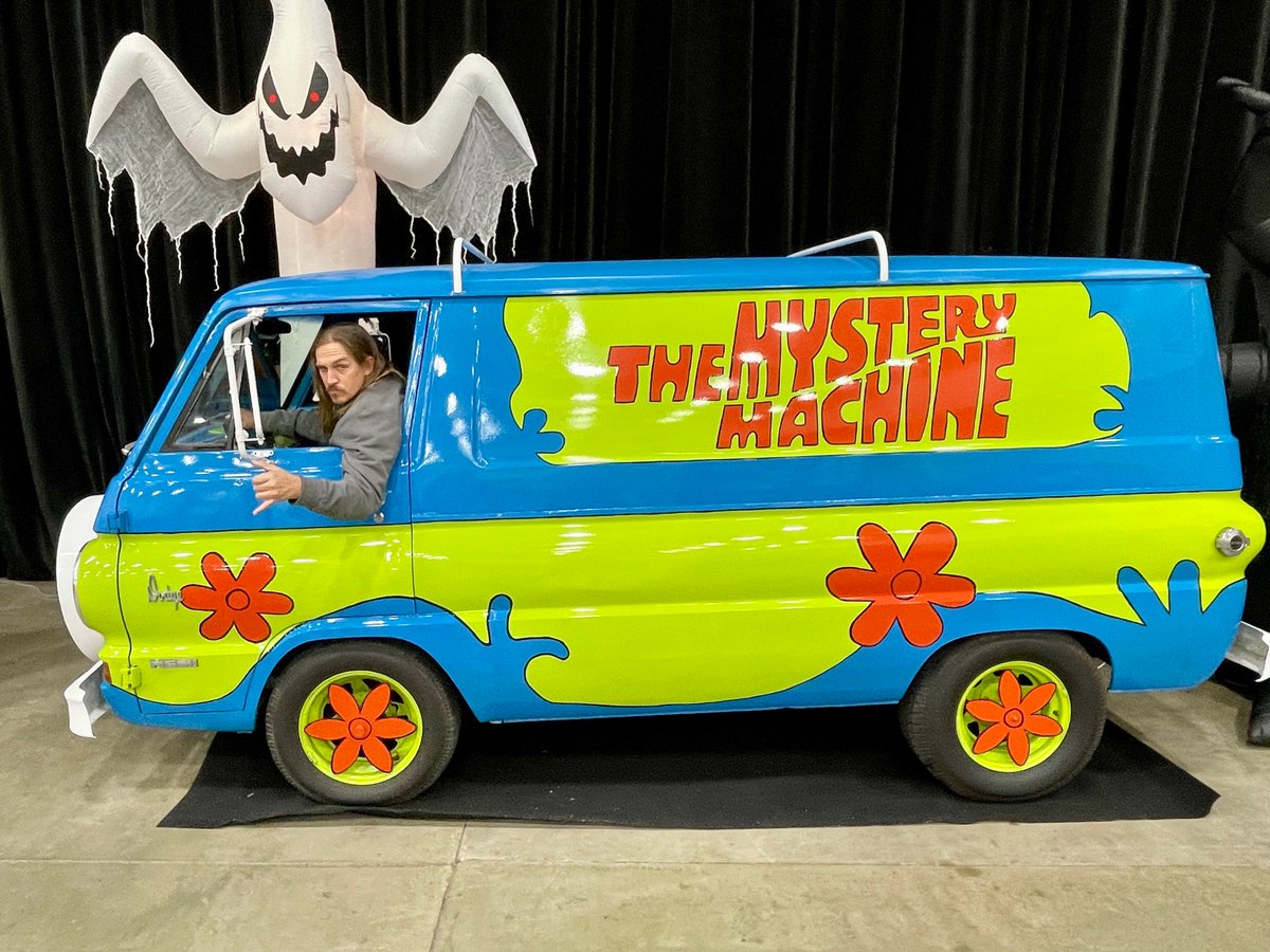 MNMstryMachine's tweet photo. After a long nap, #Scooby is back to old shenanigans. This time he took the van to @The_NerdinOut con in #Rochester! The #MysteryMachine always attracts new friends for Scoob. Thanks for stopping by @JayMewes .. he was kind enough to share snacks with Scoob. ;) https://t.co/wviswukmUz