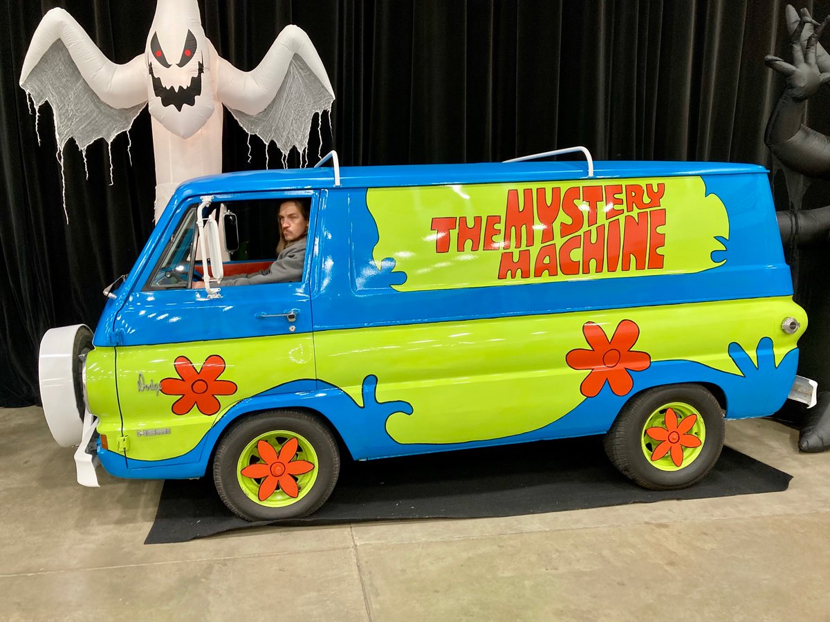 MNMstryMachine's tweet photo. After a long nap, #Scooby is back to old shenanigans. This time he took the van to @The_NerdinOut con in #Rochester! The #MysteryMachine always attracts new friends for Scoob. Thanks for stopping by @JayMewes .. he was kind enough to share snacks with Scoob. ;) https://t.co/wviswukmUz