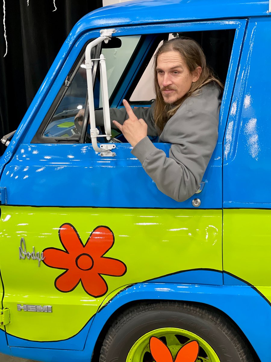MNMstryMachine's tweet photo. After a long nap, #Scooby is back to old shenanigans. This time he took the van to @The_NerdinOut con in #Rochester! The #MysteryMachine always attracts new friends for Scoob. Thanks for stopping by @JayMewes .. he was kind enough to share snacks with Scoob. ;) https://t.co/wviswukmUz