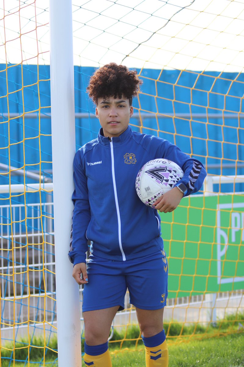 hashtagutdwomen's tweet photo. 🚨First look at new signing @MichelleYoung90 in the @hashtagutd kit. 👀

#MichIsATag 👊 https://t.co/oty6sIlbT2