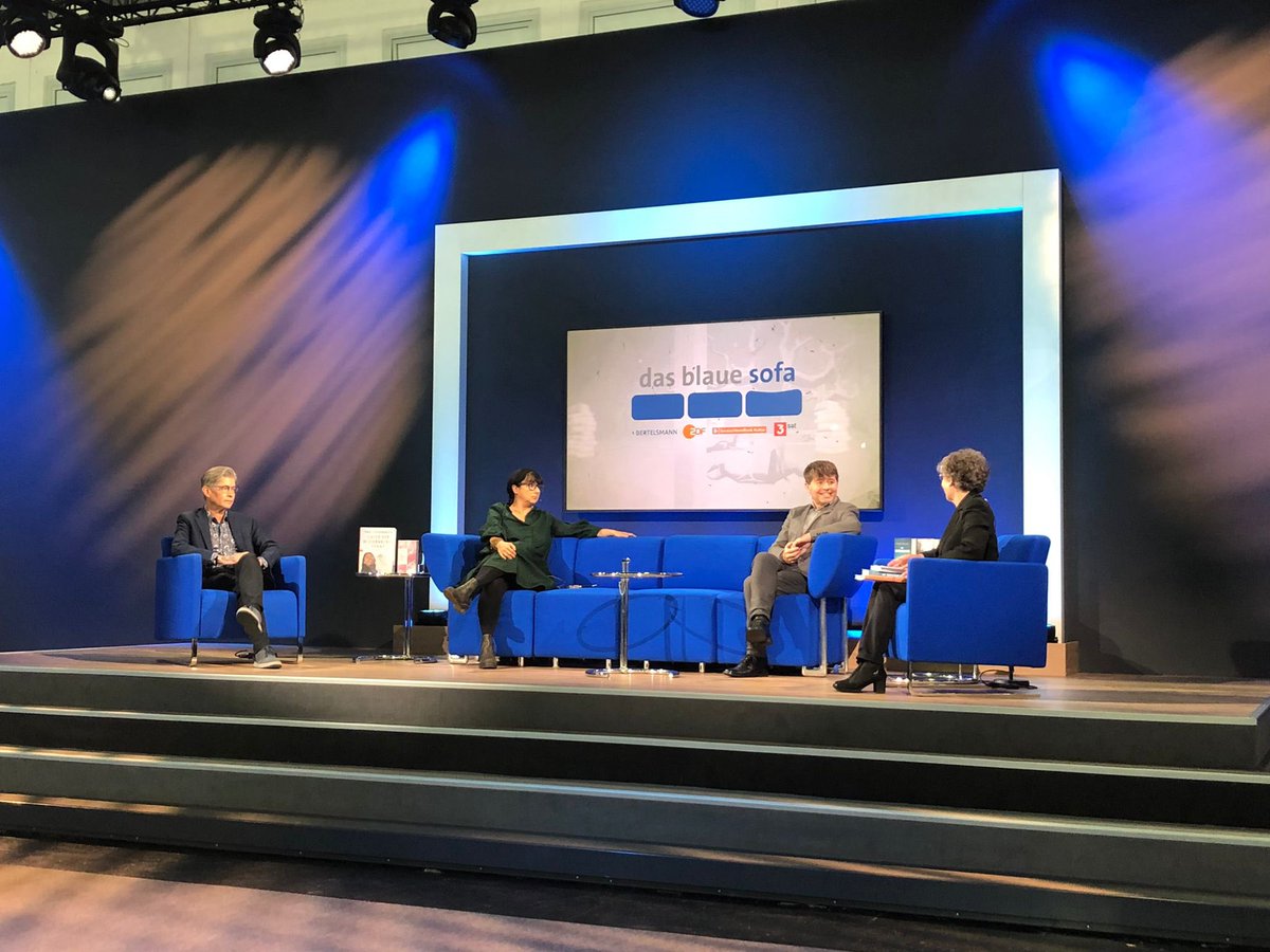 AndreaBoegner's tweet photo. #BehindtheScenes @BlauesSofa von der Blauen Stunde #Kanada auf der @Book_Fair 

@MichaelCrummey , Catherine Mavrikakis und @PaulSeesequasis talk about their 📚 

und vermitteln einen Eindruck der #SjngularPlurality , der diversen #CanLit https://t.co/toVu0Yn9Za