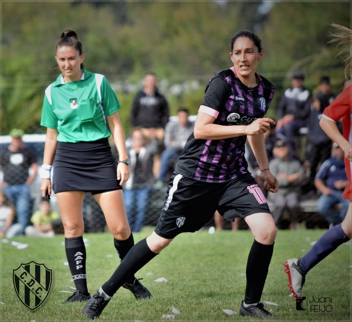 EL CLÁSICO 
FÚTBOL FEMENINO 

Todas las imágenes que dejó el empate por 1 a 1 ante el IFC, con Gol de <a href="/orianamoyaa/">oriana</a> por el Torneo de la LCHF encontralas en nuestroFacebookOficial 📸⬇️ m.facebook.com/story.php?stor…
Felicitaciones Catangas, Enorme partido!

📷 @FeijoJuani

#SiempreCDC