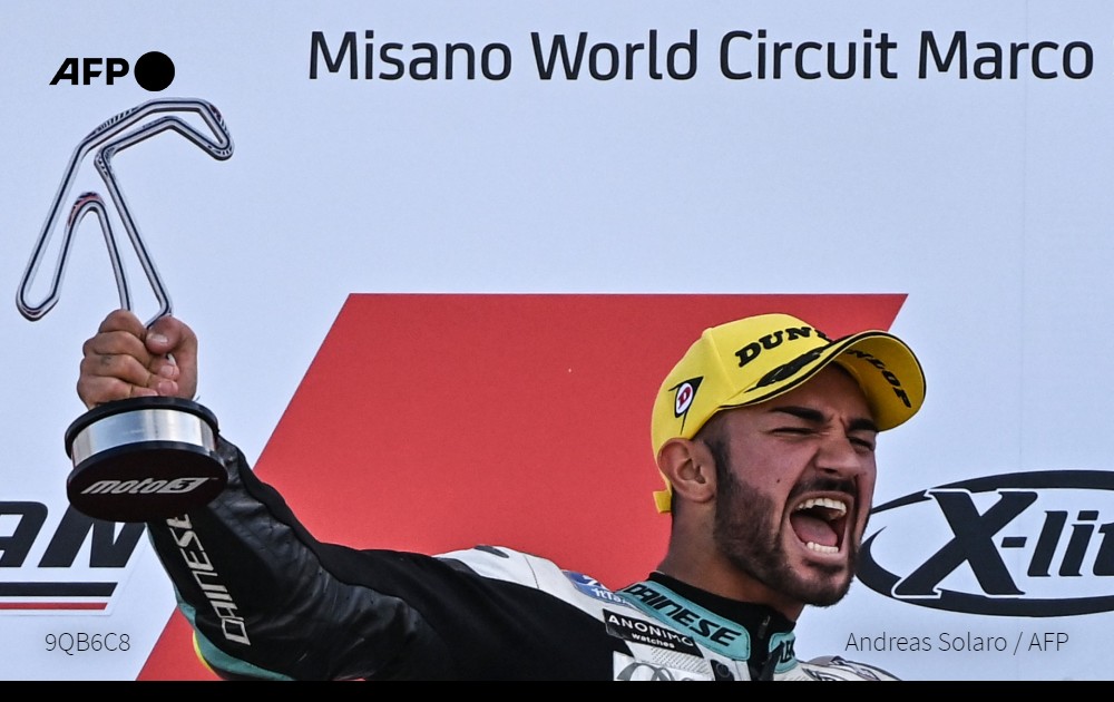 AFPespanol's tweet photo. 🏍 El italiano Dennis Foggia remontó desde la 14ª posición para conquistar el Gran Premio de Emilia-Romaña de Moto3 y prolongar así la lucha por el título, pues el español Pedro Acosta, líder del mundial, fue tercero, por detrás de su compatriota Jaume Masià #AFP #AFPdeportes https://t.co/4TYGLyOyia