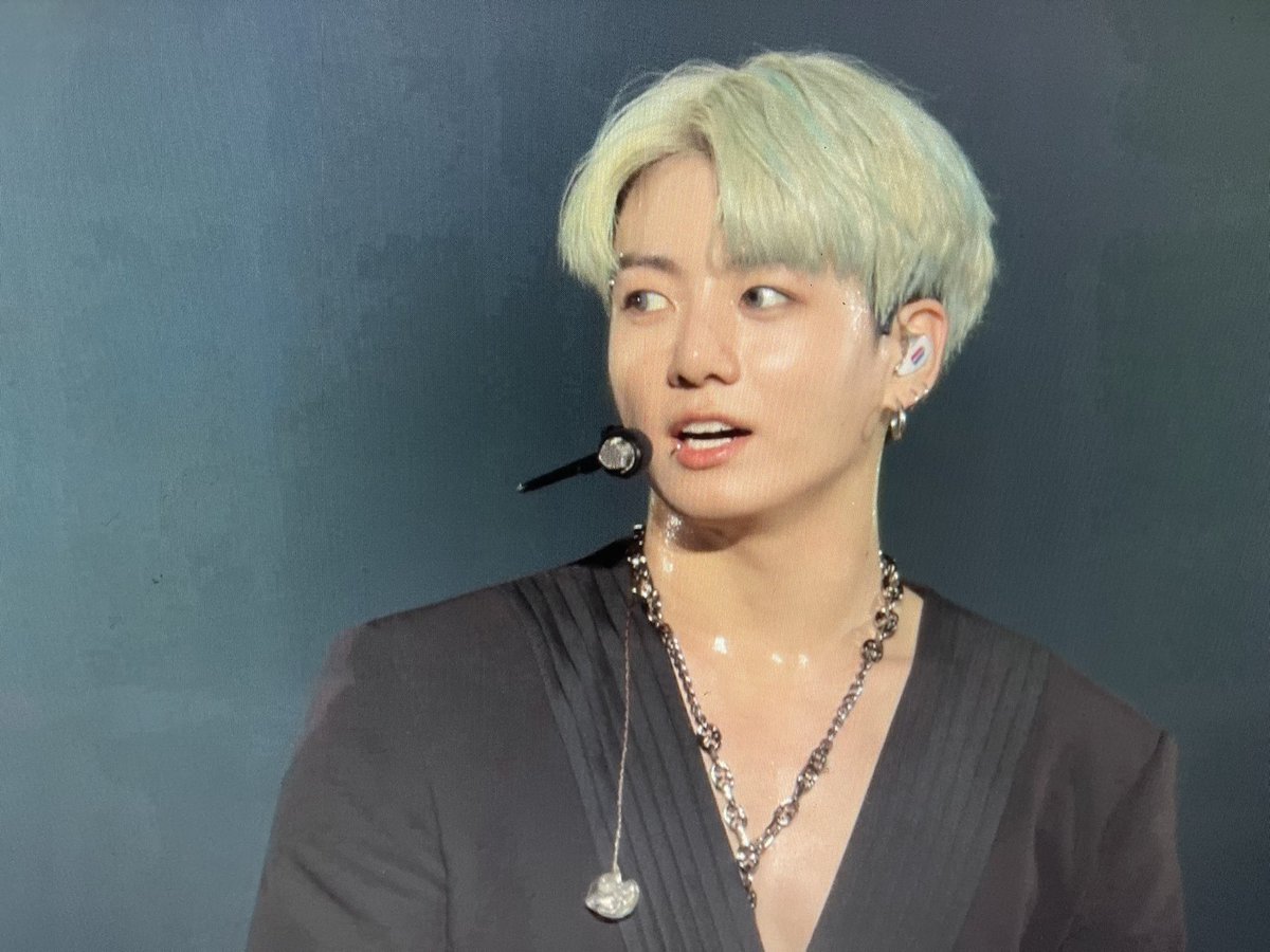 saejin02's tweet photo. You look so fashionbanel 😳
@BTS_twt
#PTD_ON_STAGE
#PermissionToDanceOnStage https://t.co/ogB1SBDVdC
