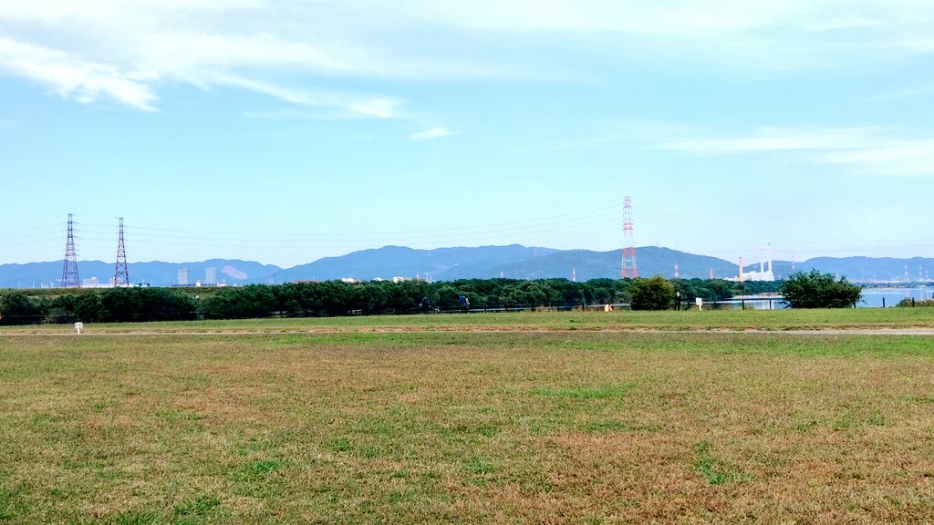 GatesOfBabylon7's tweet photo. 今日は地元民でありながら行けてなかった所に行って来ました☺️

最初は枚方の淀川河川敷🍀

ここで四葉のクローバー🍀を探してかなりタイムロス😖

でも、1本だけですが見つけました🍀✨
良いこと起きるかな⁉️

10本はとても無理😇

#ジョゼと虎と魚たち
#ジョゼ虎 https://t.co/L8F5Tssg6A