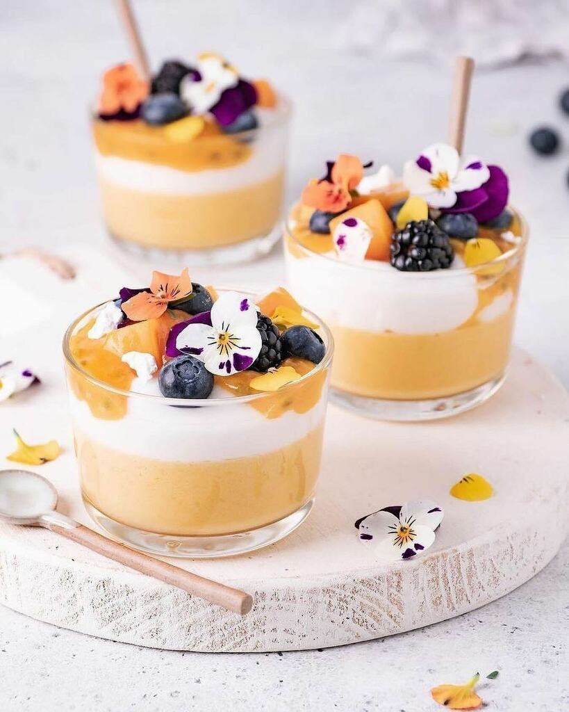 AvidoFood's tweet photo. Goooood day 💛 Yay or nay to this Mango &amp; vanilla panna cotta with passion fruit coulis? 🌞🌼
It’s all vegan, gluten free, refined sugar free, soy free, nut free, low calorie ✅
⠀
Made by @foodie.yuki 💛💛
⠀
Here is the ingredients list for the full re… https://t.co/1oPGQ5T1Hv https://t.co/DrxqlU26jb