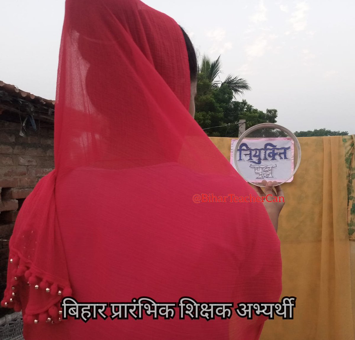 BiharTeacherCan's tweet photo. छलनी से करवा चौथ का चांद रूपी नियुक्ति पत्र देखती एक चयनित बेरोजगार महिला शिक्षक अभ्यर्थी। 
@VijayKChy @sanjayjavin 
#बिहार_प्रारंभिक_शिक्षक_बहाली #KarvaChauth https://t.co/bzUDEOqx9T
