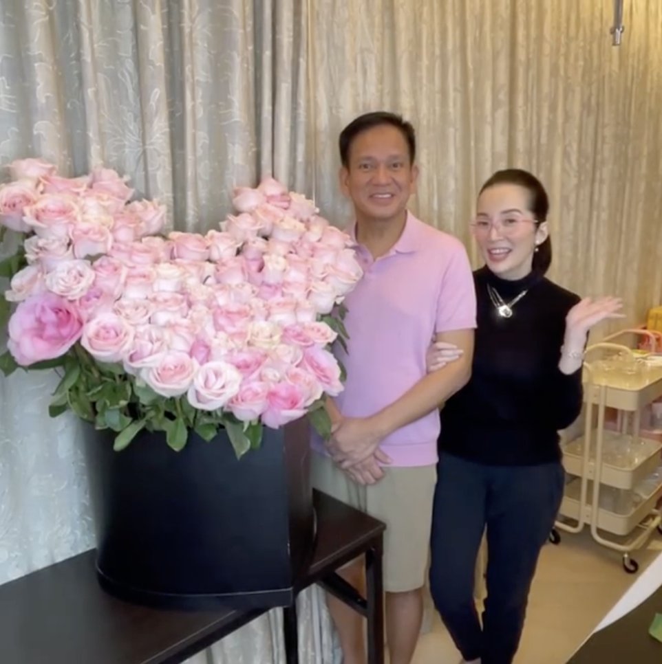 rapplerdotcom's tweet photo. KRIS AQUINO IS ENGAGED!

LOOK: Actress and TV host Kris Aquino announced her engagement to former politician Mel Senen Sarmiento in an Instagram video post on Sunday, October 24. 

📷: Kris Aquino/IG https://t.co/RoJjSrpnEi