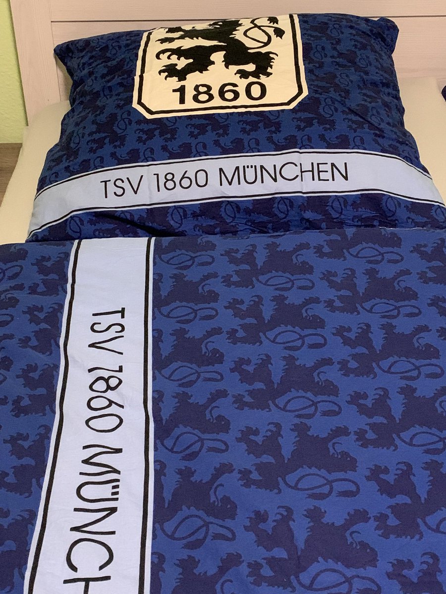 JM1860's tweet photo. Wenn sonst nichts mehr hilft: Mein Bett ist frisch bezogen. Ab sofort gehts sportlich wieder bergauf bei den Löwen! 💪🏼🦁💙
#tsv1860 #elil #m60s04 #m60scf https://t.co/peu9PtZK42