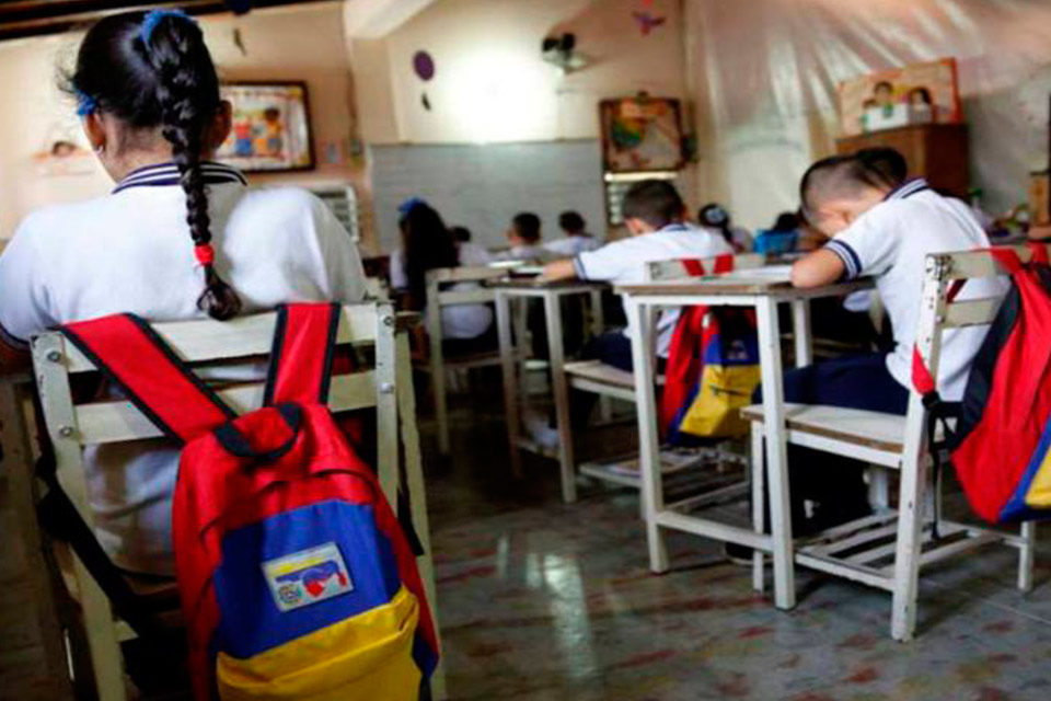 DiarioTalCual's tweet photo. Gobierno activa Mesas de Paz Educativas para coordinar controvertido regreso a clases #TalCual #ClaroYRaspao #NoHayCondiciones https://t.co/NQ0md00apB https://t.co/uGFLLpBQmu
