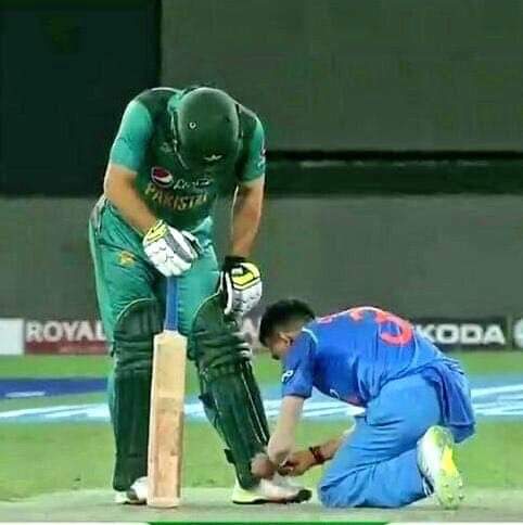 ZKhanOfficial's tweet photo. Real sportsman spirit by the both cricket teams.
#PakvsIndia https://t.co/A6ExlRKz4U