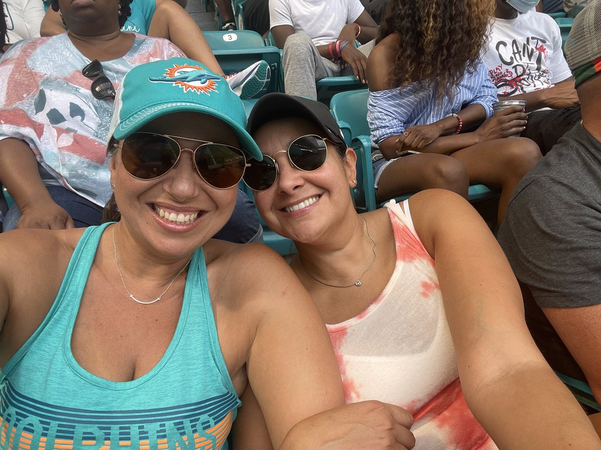 michegreenberg's tweet photo. Letโs go fins ๐ฌ #FinsUp #miamidolphins #herfirstgame https://t.co/tnHNgbKNG7