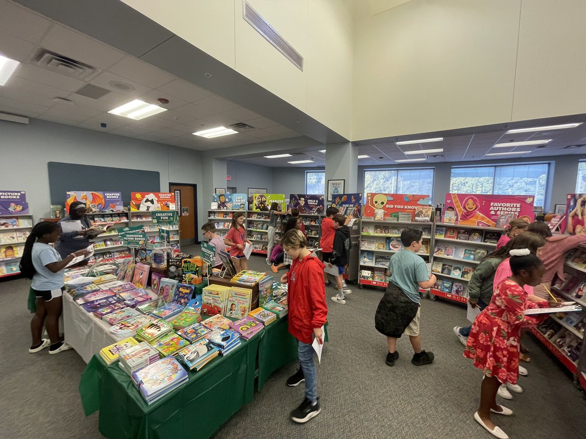 MazziottiNicole's tweet image. I LOVE a good book fair…and @McClureMarshals has a great one going on NOW! Loved watching how excited my kids were, to make their wishlists! #mccluremarshals #misd #mcclurelibrary @amhamreads