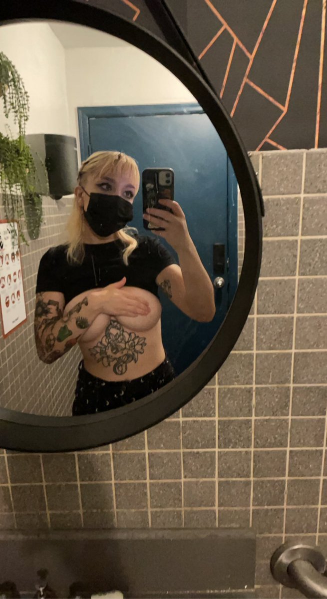 lilbbkungfu's tweet photo. blurry work tits anyone?? https://t.co/fLj6e5o8SA